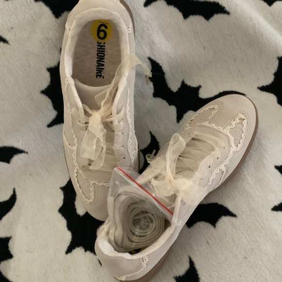 Cute Belinda fairy/cottagecore/kawaii beige and lace runners - Picture 5 of 5